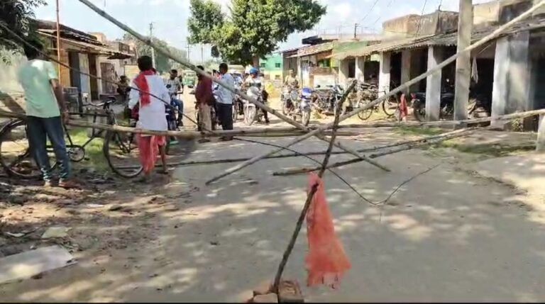 বিদ্যুৎ লাইনের তার ছিঁড়ে বিপত্তি,রাস্তা অবরোধ করে বিক্ষোভ স্থানীয়দের