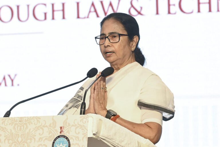 বাংলা ভাষা ও ভোটার তালিকা নিয়ে তীব্র আন্দোলনের ডাক মমতার, ঝাড়গ্রাম থেকে আবার বোঝালেন ভোটের অভিমুখ